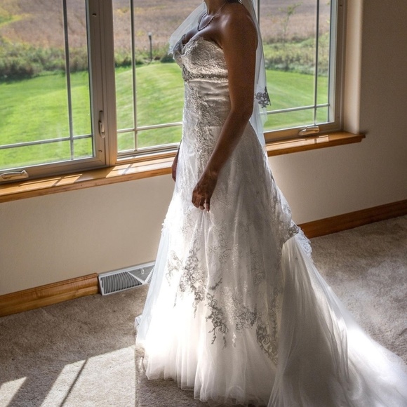 Wedding gown - Picture 3 of 3
